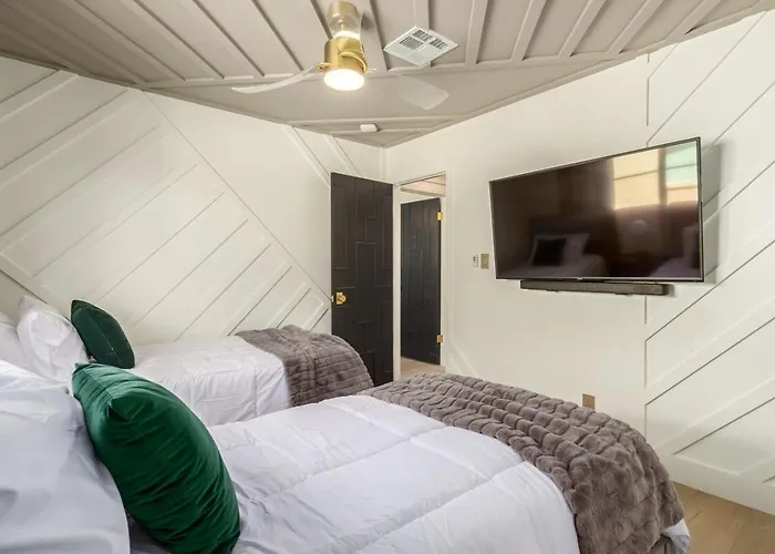 Sophisticated Luxury W Heated Pool, Ev Charger Holiday home