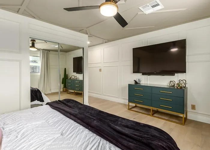 Sophisticated Luxury W Heated Pool, Ev Charger Holiday home *